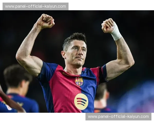 莱万门前补射瞬间，巴萨进攻链条无缝衔接显体系成熟